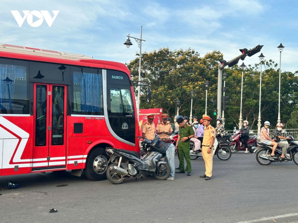 Va chạm giữa xe khách và xe máy, 2 người tử vong